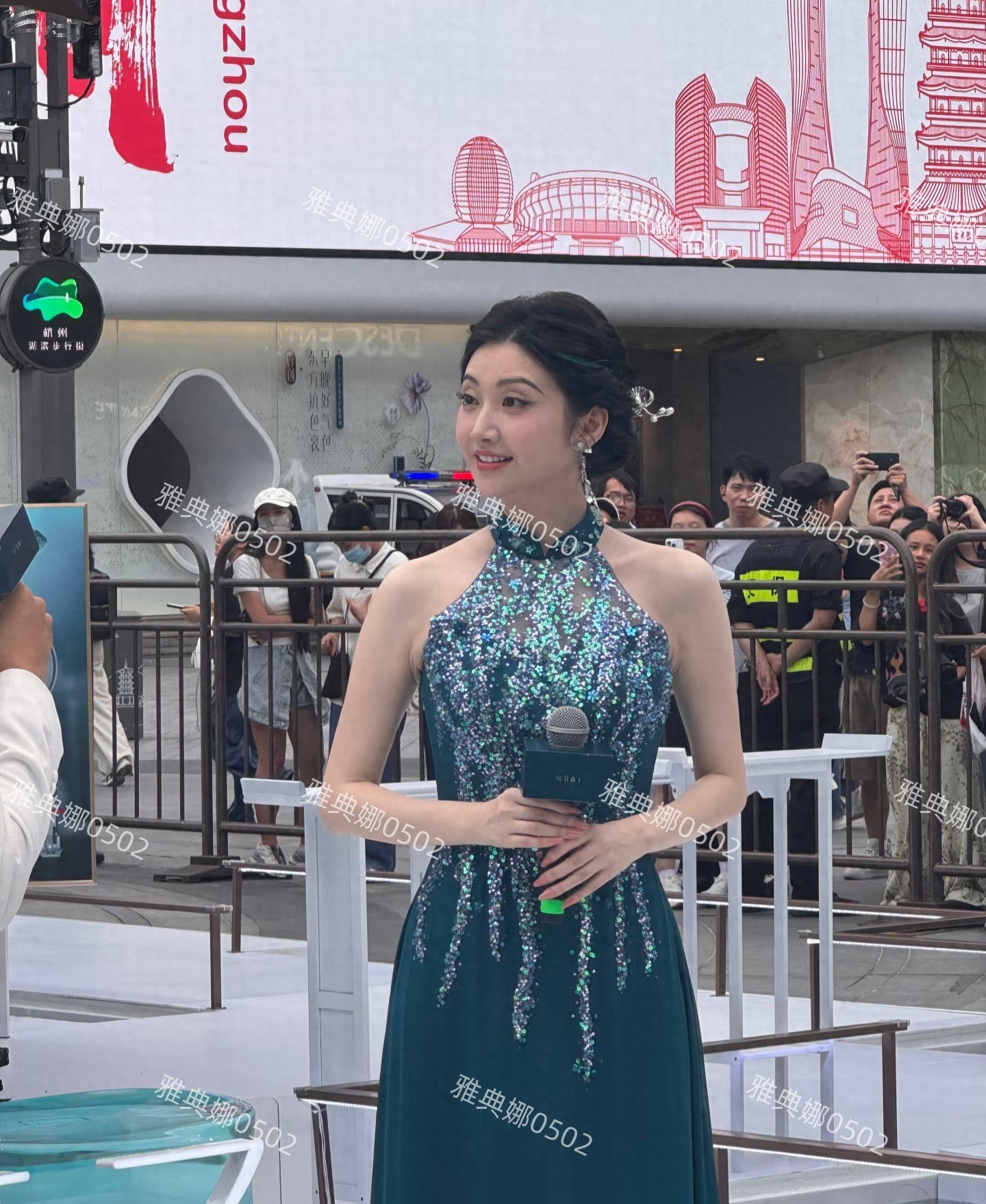 景甜的美貌被低估了，西湖边上遇到她，脸如满月肤若凝脂又白又美