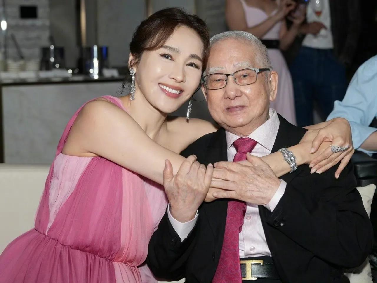 黎姿晒照庆54岁生日，和家人同框幸福满面，马廷强和仨女儿未出镜