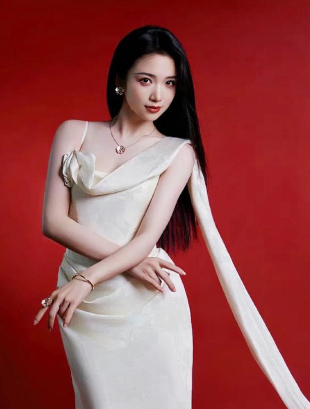 红毯一团乱！代露娃连摔3次,杨幂成雪饼,张予曦吹成\海胆\