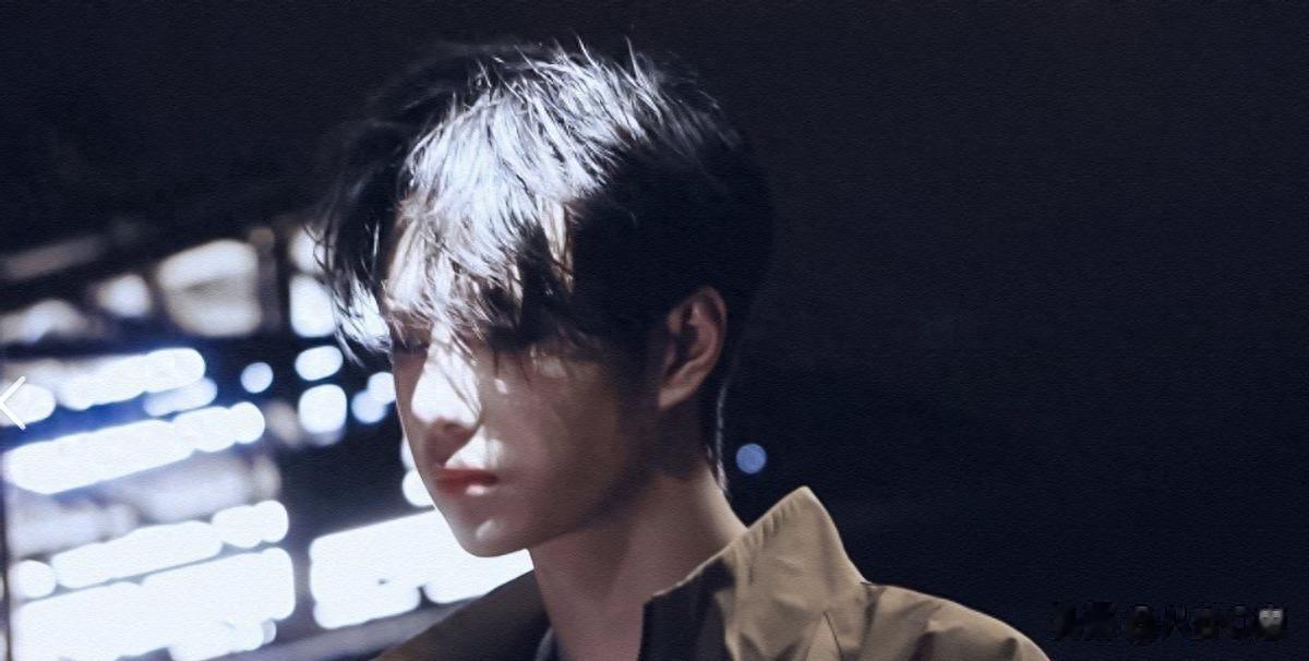 明星卸妆大变样,王一博浮肿,陈数和辛芷蕾认不出,梅婷像悲伤蛙