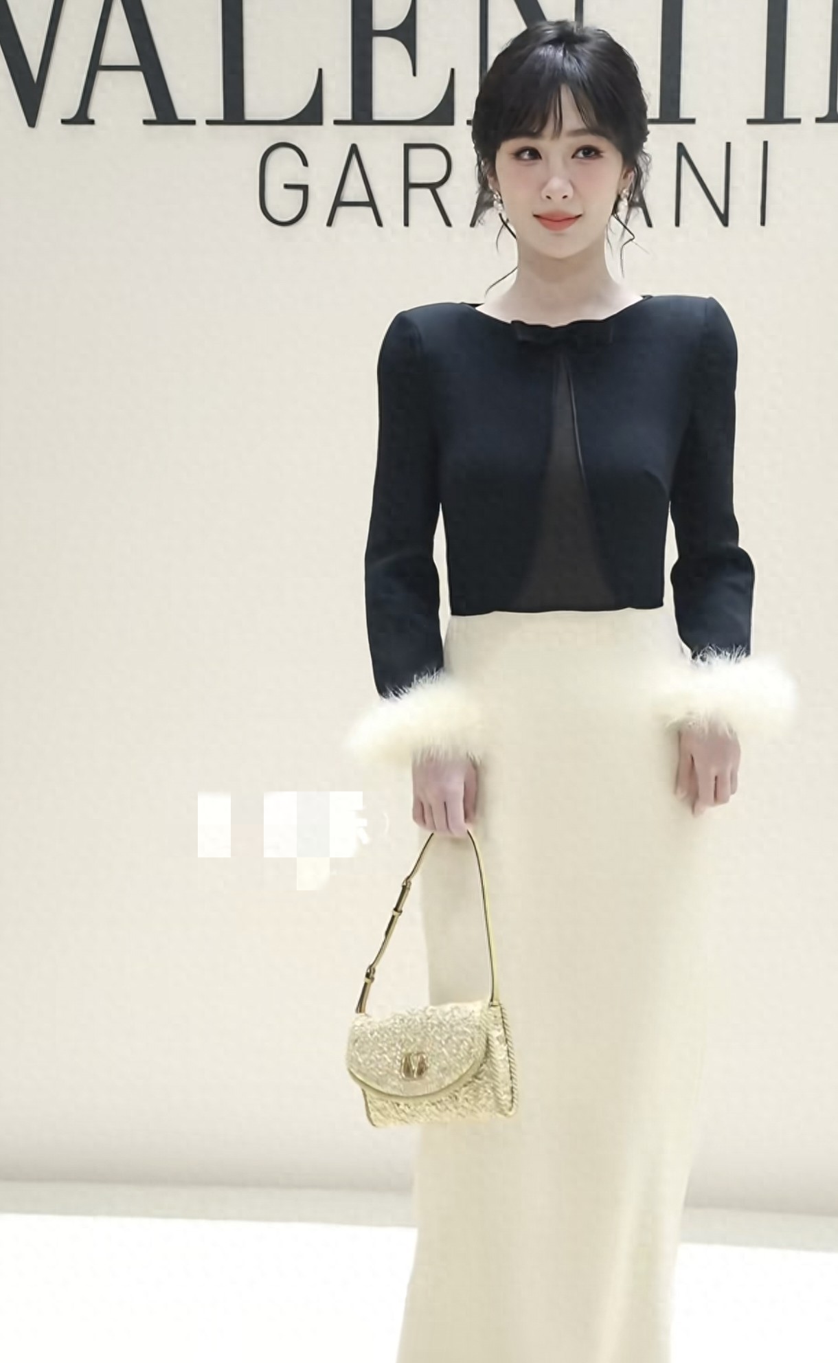 同样是线下，杨紫窄脸小嘴美出新高度，而热巴脸肿僵硬被质疑医美