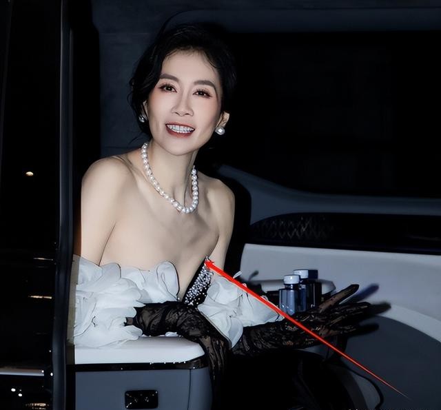 46岁温峥嵘近照曝光，身形消瘦干巴巴，同框陈都灵气质很绝