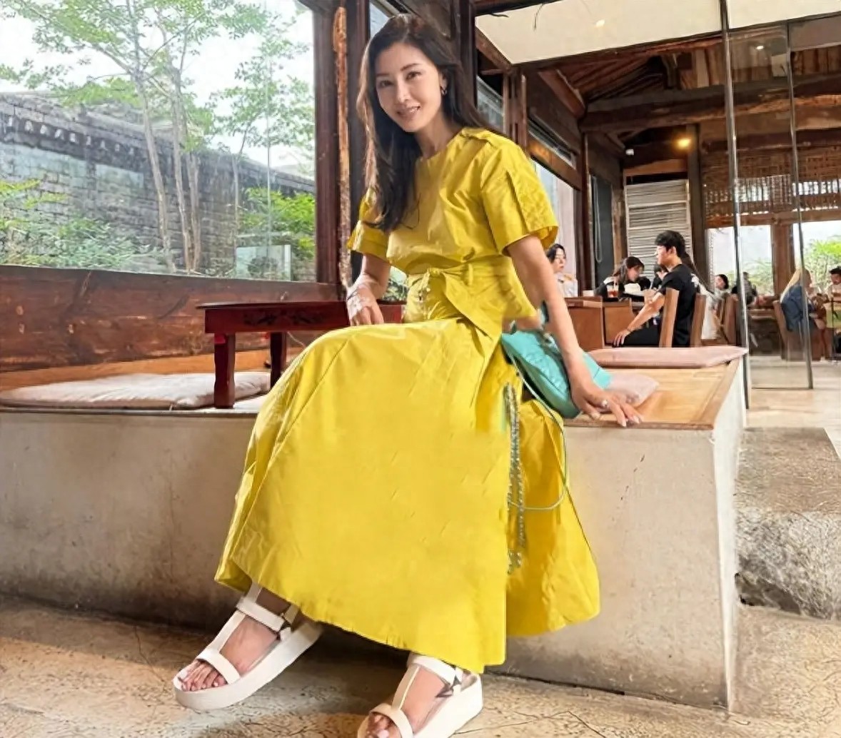 14岁已是“人间尤物”，被富豪看中花1亿娶回家，现55岁风韵犹存