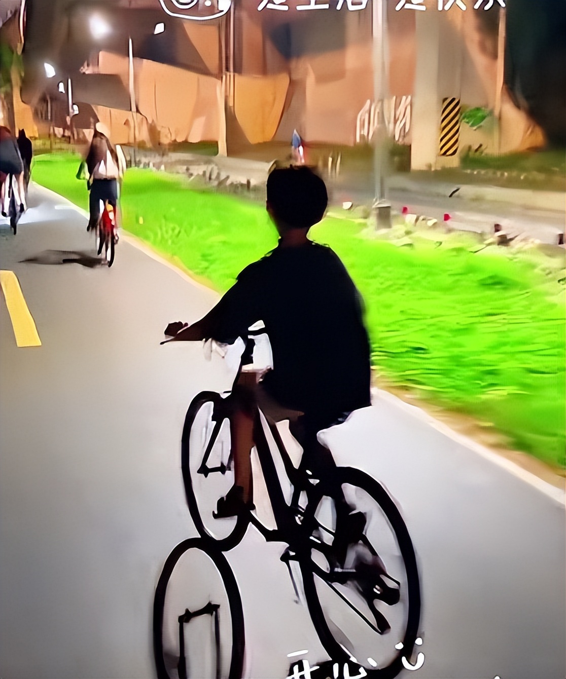 马筱梅带孩子逛台北！小腹隆起太显眼，玥霖争着划船不让后妈受累