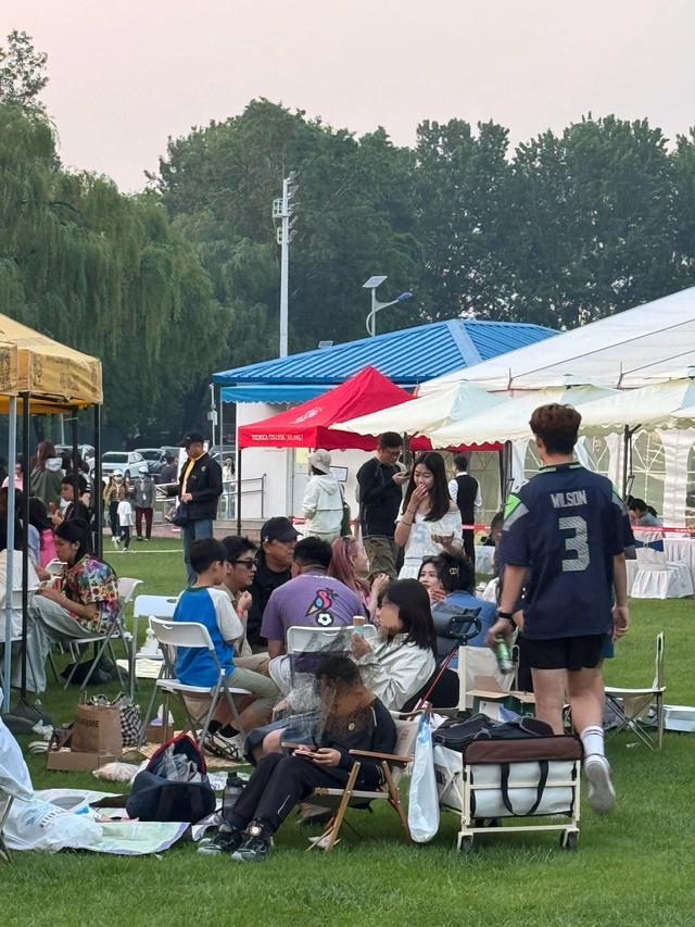 黄渤孙红雷杜江颖儿齐聚子女学校，森碟诺一霓娜也在，像明星聚会