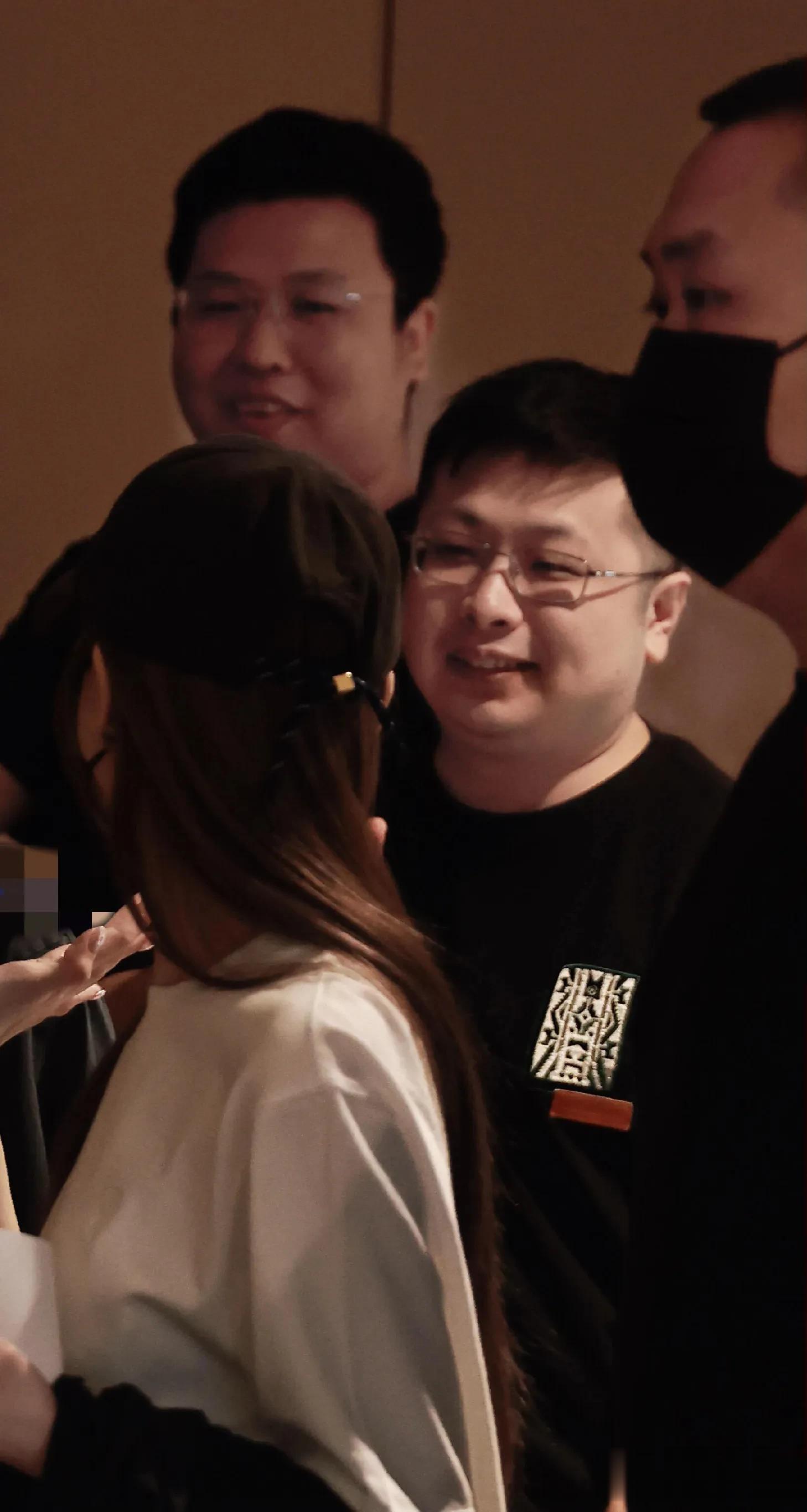 王心凌北京大兴机场出发照,穿白色短袖搭配牛仔裤短裤腿又白又细