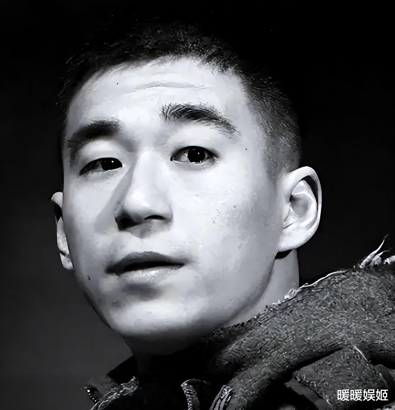 43岁张默独居泰国，生活奢靡与音乐为伴，外网常发黑白照与众不同