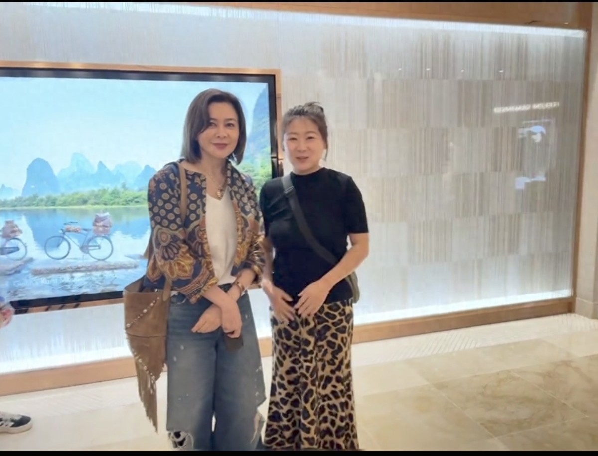 关之琳韩国被偶遇,近照又瘦又美穿搭时尚,看着像四十出头的人!