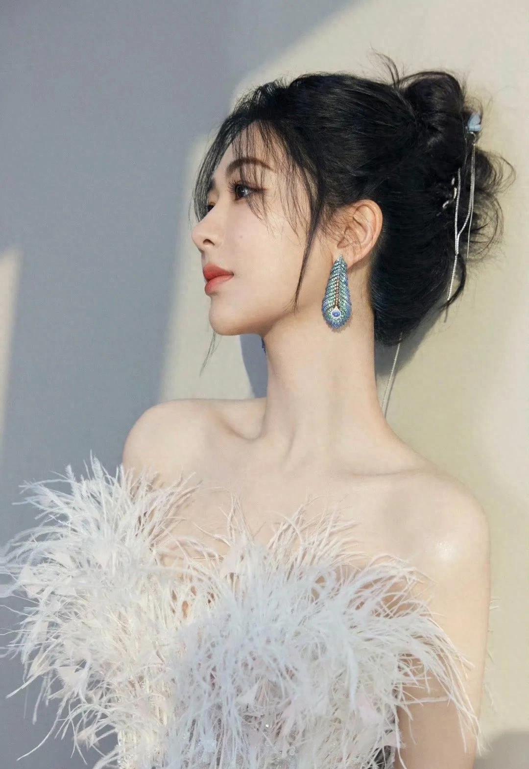 杨紫白色羽毛礼服，精致