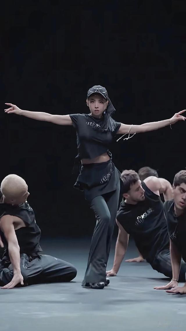 45岁蔡依林晒跳舞日常!穿短袖+喇叭裤,肌肉线条明显,状态满分