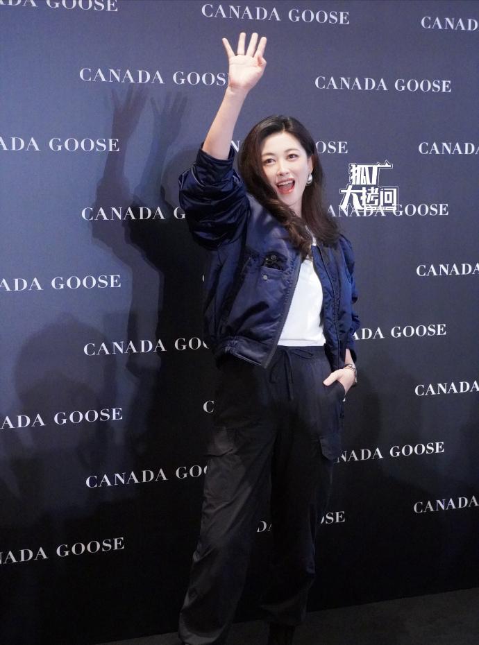 41岁朱珠现身北京！本人又白又嫩好富态，身穿飞行夹克气场十足