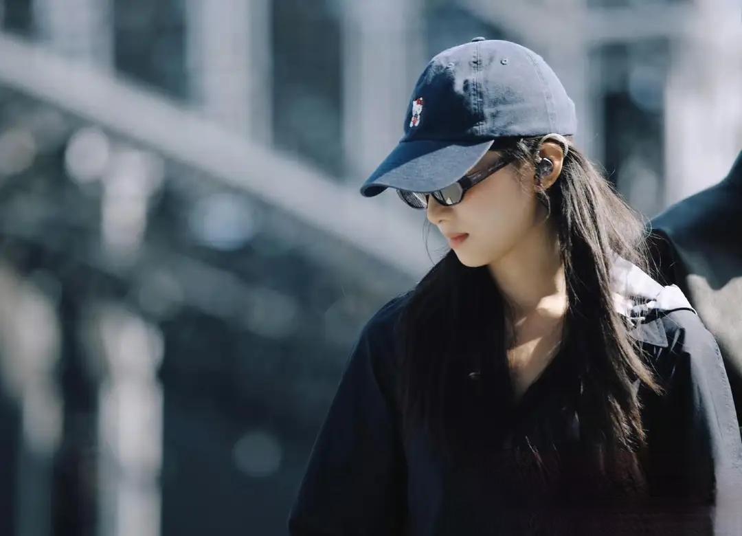 张婧仪现身跨年彩排现场，简约休闲穿搭尽显飒爽气质