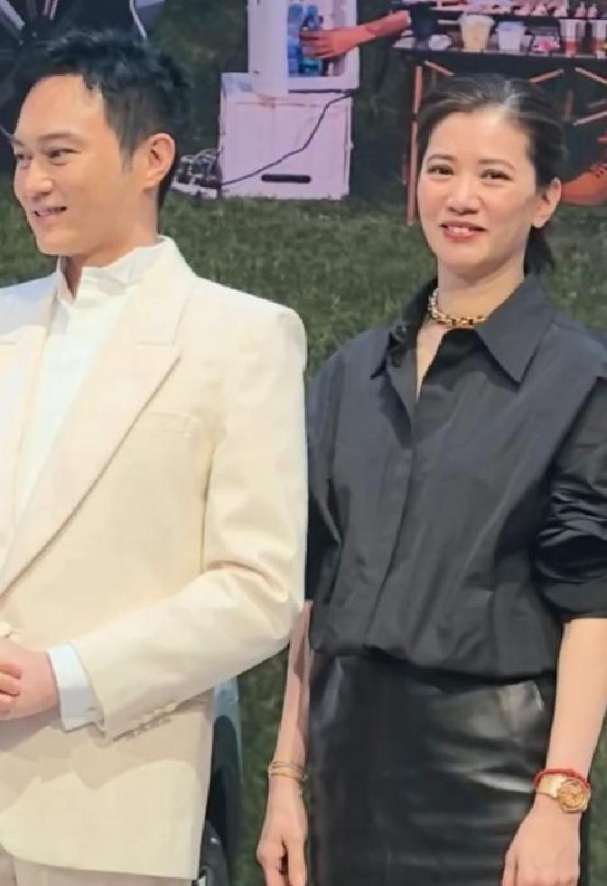 香港知名影后突然白发尽显，发际线崩了，被指比丈夫老