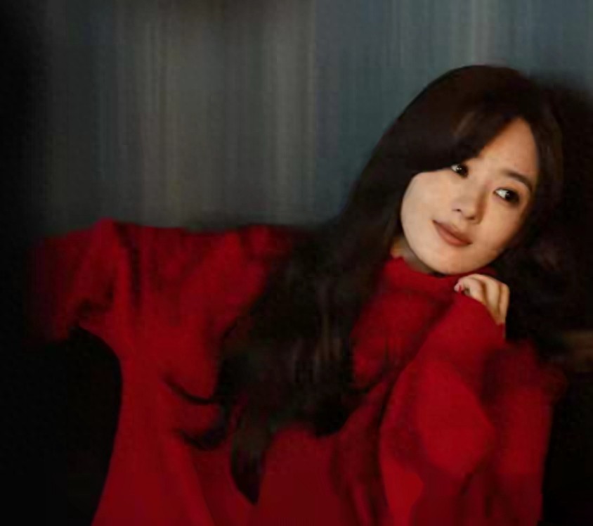 赵丽颖一袭红衣配微卷披肩长发，美得好耀眼