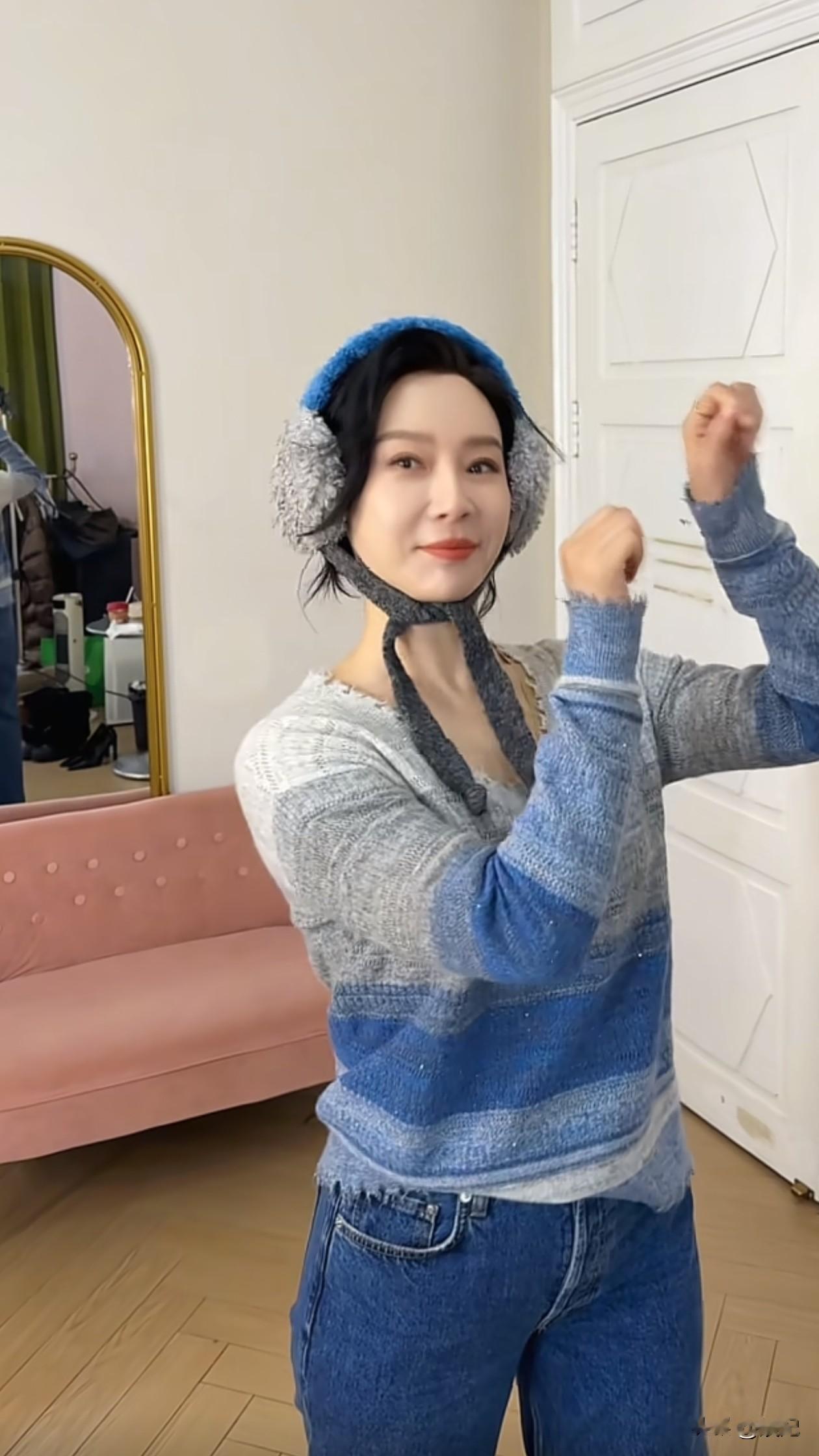 48岁陈数跳手势舞：毛衣+牛仔裤，减龄又洋气，状态好得像小姑娘