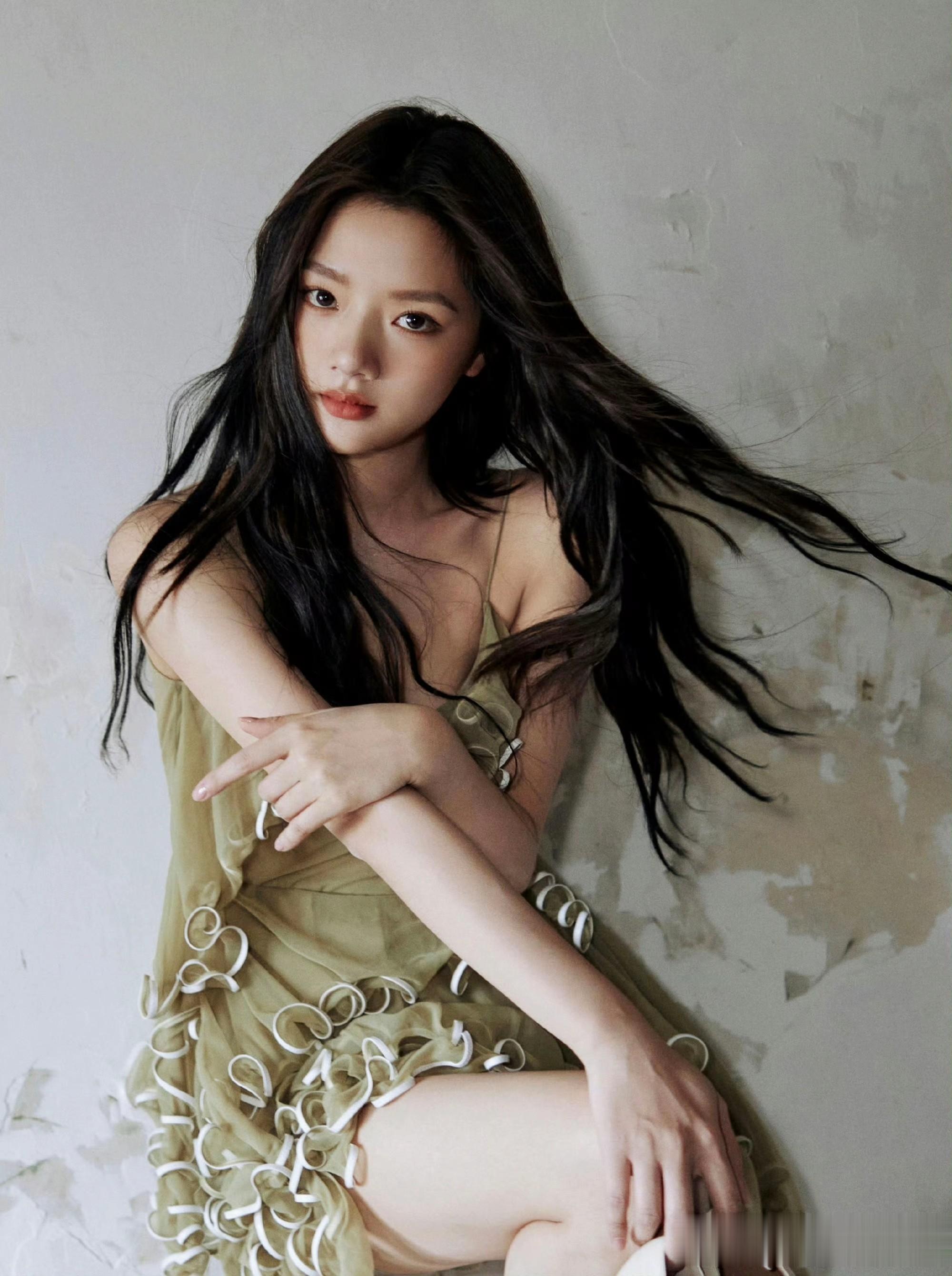 任敏身着抹茶绿波浪裙，演绎复古与时尚交融的文艺氛围感