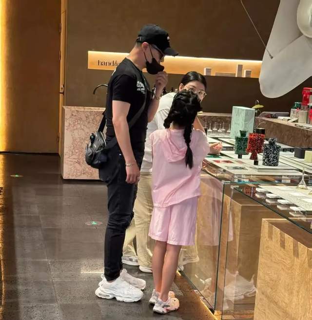 章子怡红毯气场全开！酱园弄首映带女儿出席，母女俩互动温馨有爱