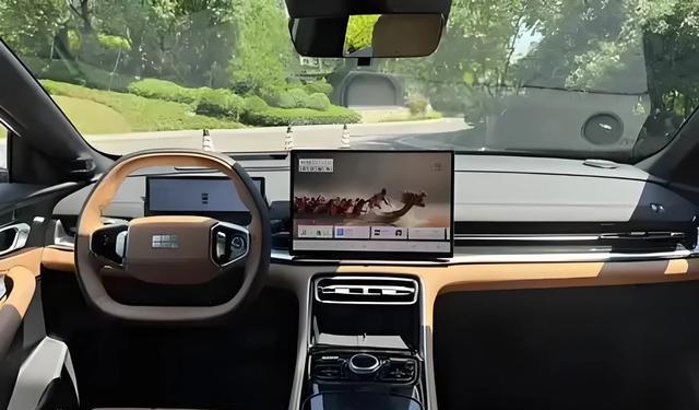 比亚迪秦L遭遇强敌,吉利银河A7入场!新能源轿车谁主沉浮?