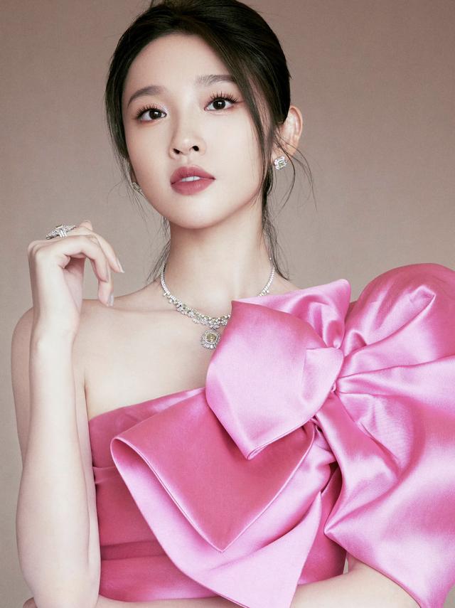 人间甜桃唐艺昕，粉色缎面礼服秀天鹅颈，颜值身材双优，甜度超标