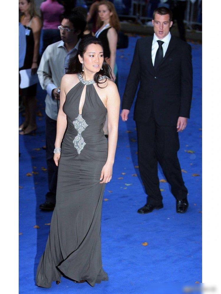 58岁巩俐不走寻常路，身材壮硕又敢穿，年过半百穿挂脖裙特有韵味