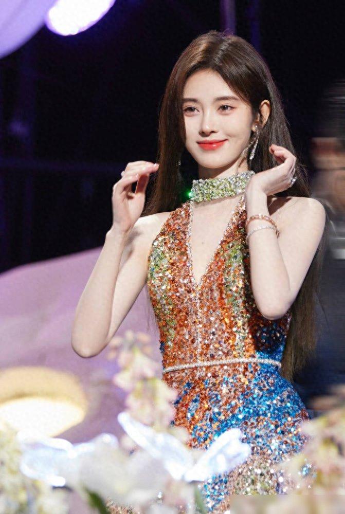 鞠婧祎红毯造型太惊艳，金色流彩亮片礼服长裙，优雅高贵又时尚