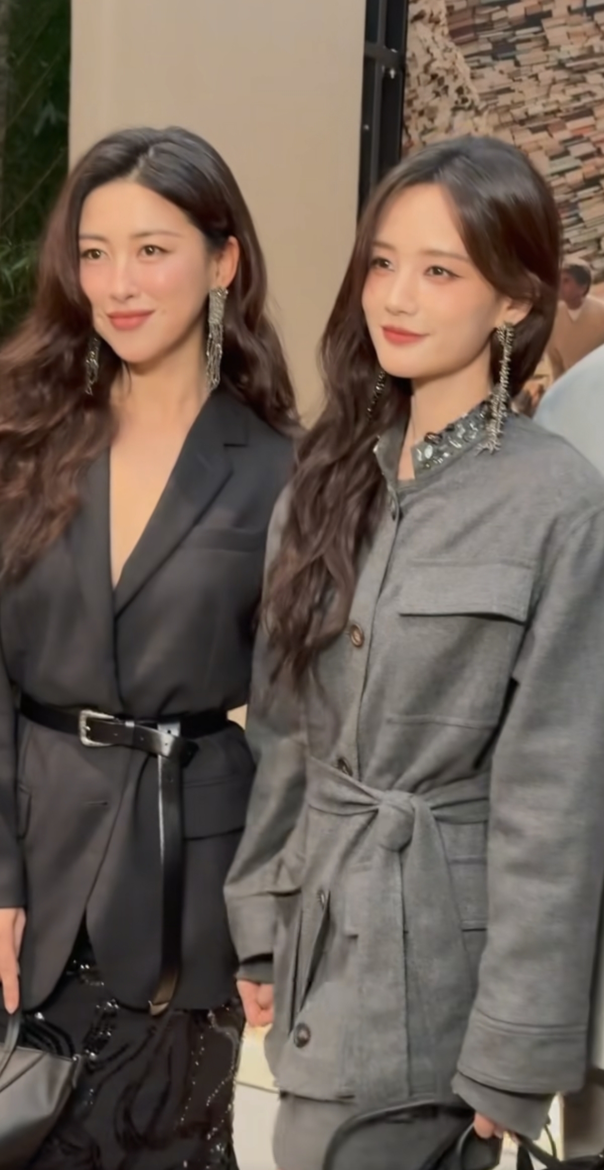 朱珠米兰看秀被偶遇，零距离签名互动笑意盈盈，生视频里状态很好