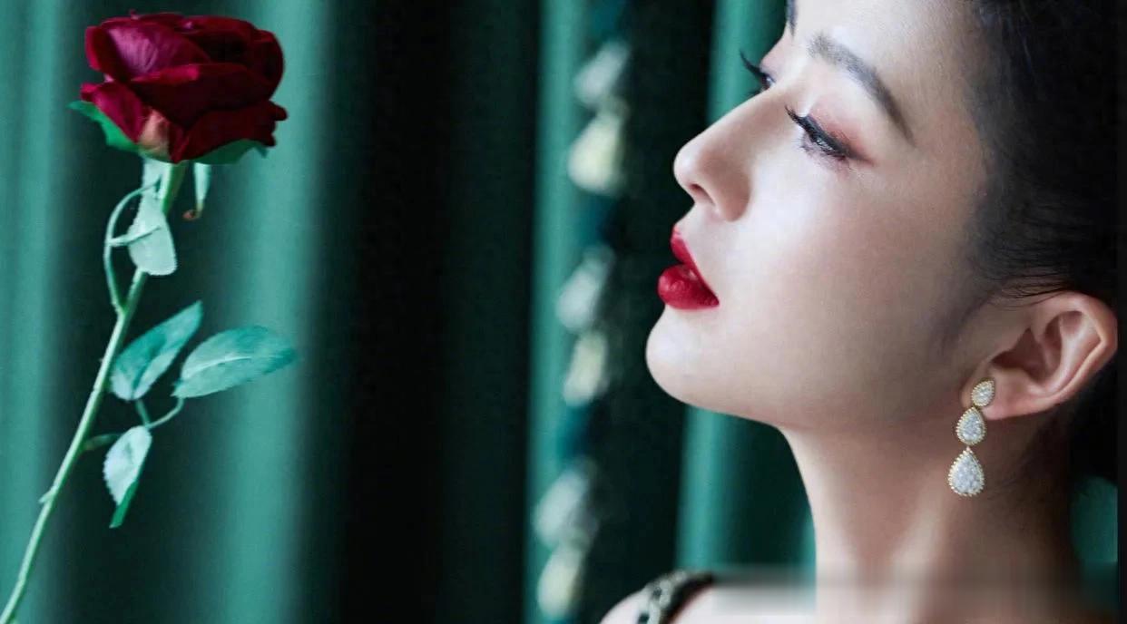 佟丽娅头戴墨绿披风美迷糊了！穿绿色长裙翩若惊鸿，真国泰民安脸