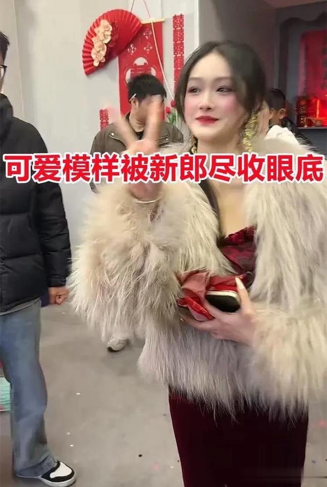 订婚现场新娘美得像明星,新郎移不开眼,网友:这长相换谁都迷糊