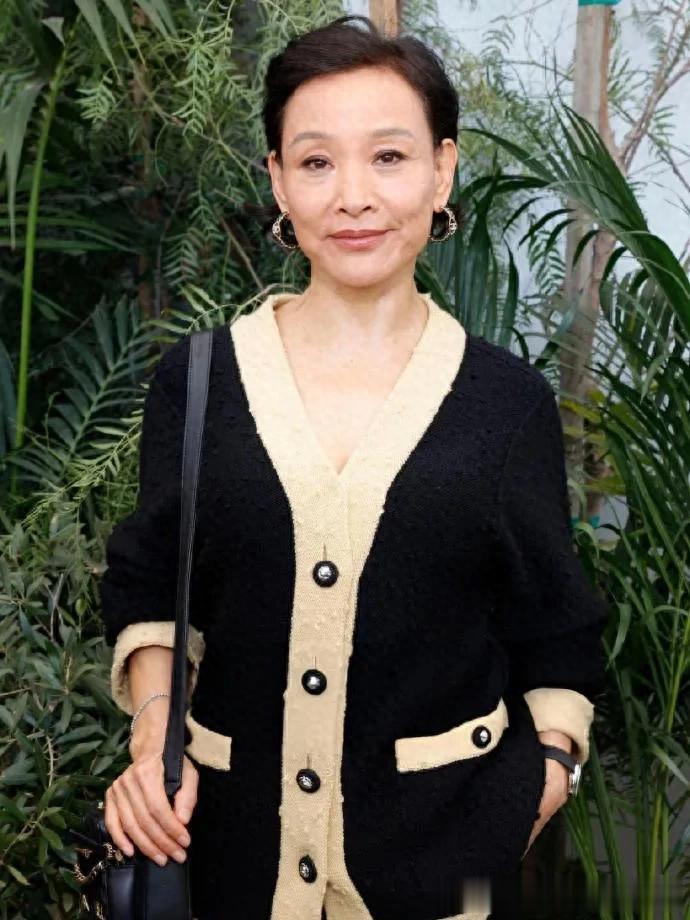 陈冲越老越时髦！穿拼色开衫+黑色阔腿裤，洋气又高级！