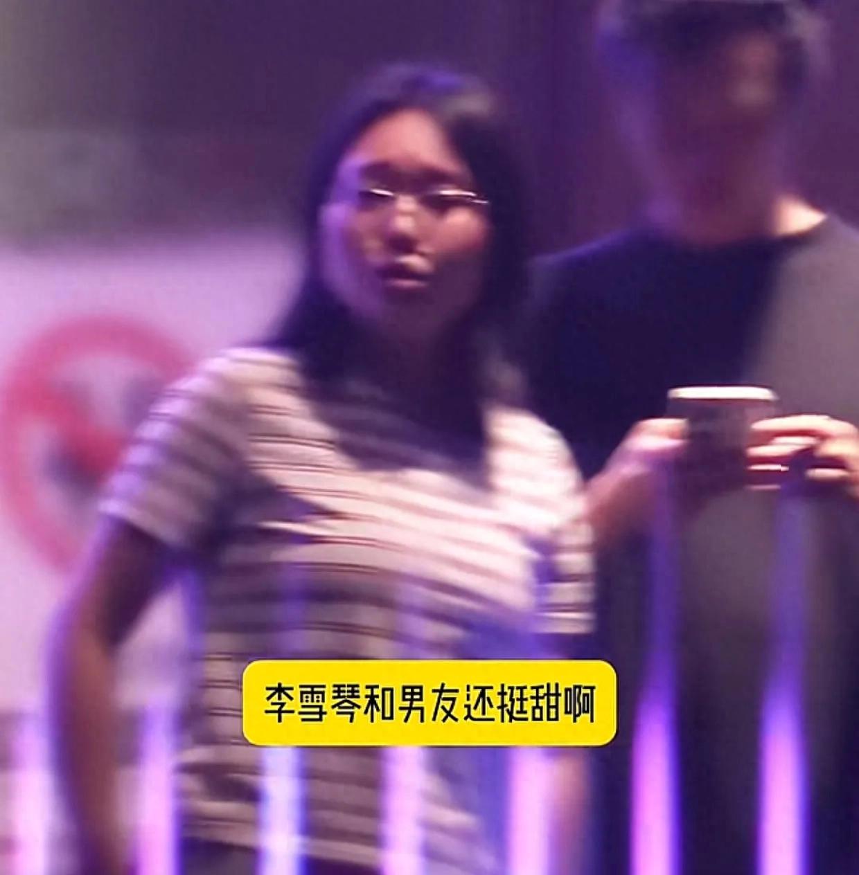 李雪琴和男友约会，她素颜穿着大裤衩又胖了，抱着帅哥男友不撒手