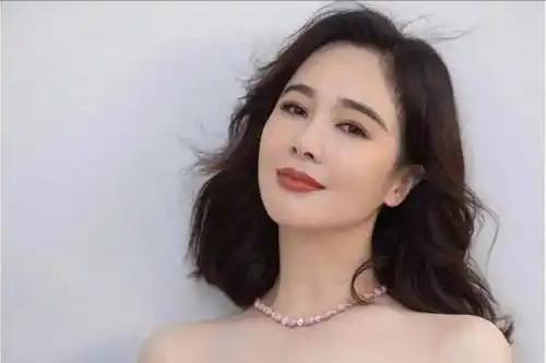 谁能想到？“风流成性、绯闻不断”的左小青，48岁竟活成这副模样