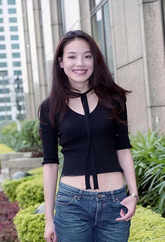 49岁舒淇身材比例简直顶配！紧身上衣配牛仔裤，水蜜桃曲线超惊艳