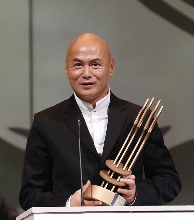 年轻时风光,晚年瘫痪的3位明星,都是熟悉的演员,个个令人惋惜