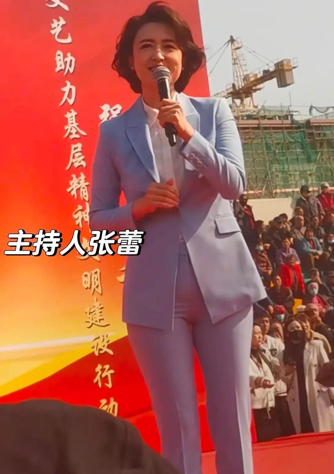 乌兰图雅西装裤引赞赏,45岁张蕾造型引争议