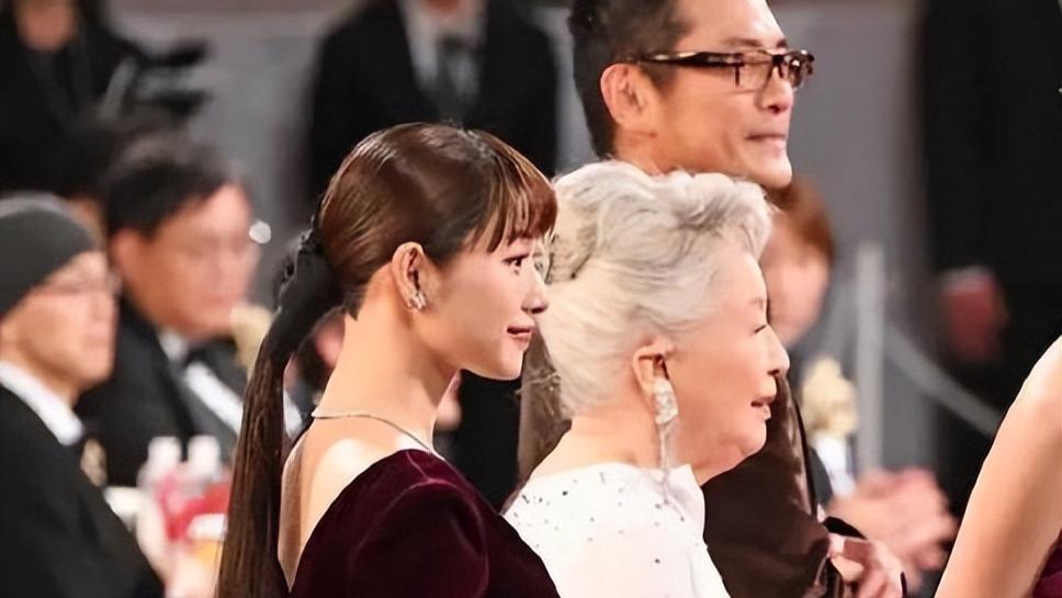 石原里美挺二胎孕肚惊艳红毯！嫁豪门不误事业成日娱新标杆??