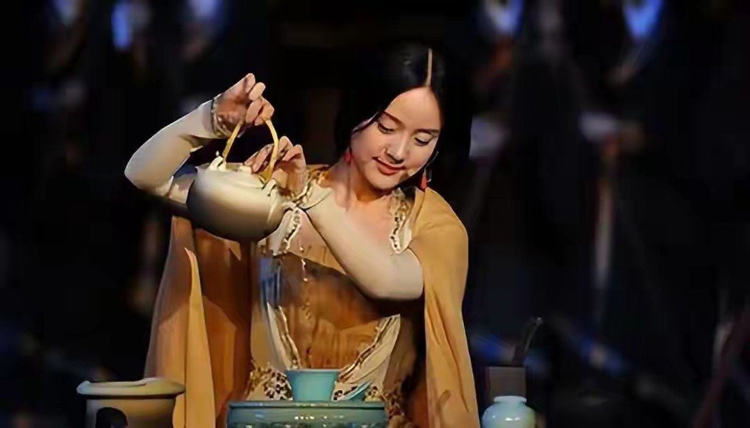 她是著名歌唱家，丈夫曾是央视主持，47岁儿女双全担任企业高管