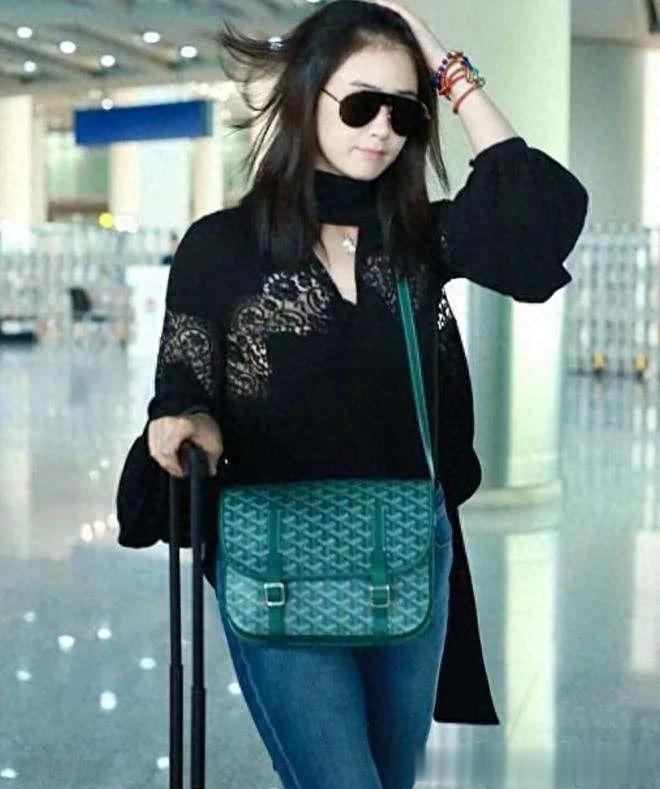 蒋欣减肥成功像换了个人!穿黑上衣配喇叭裤,洋气又高级!