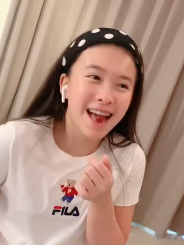 刘涛女儿近照曝光，17岁即将上大学，体态出众多才多艺却长得像爸