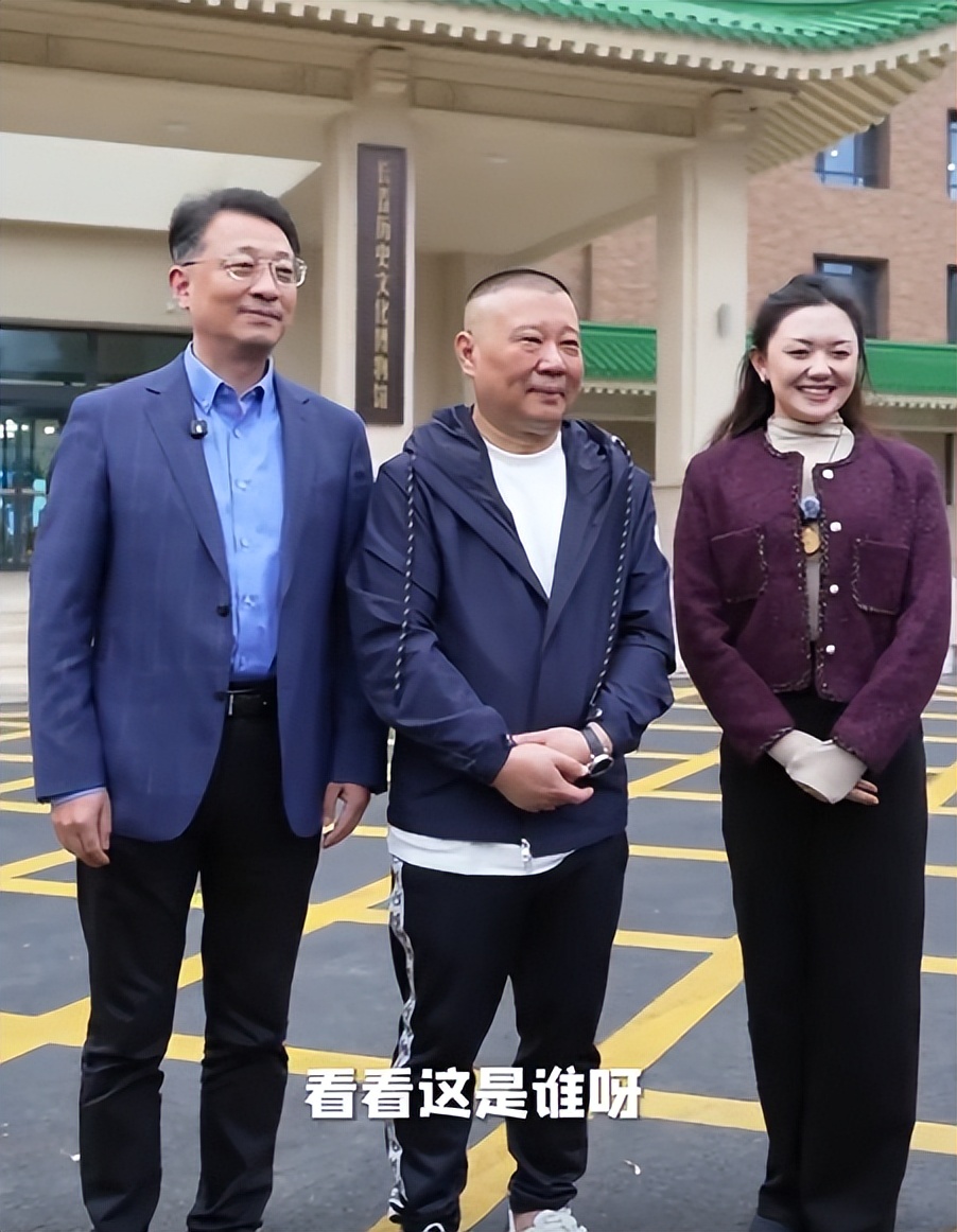 郭德纲妻儿看演唱会，郭汾阳3次吻王惠，被吐槽不正常，冤枉他了