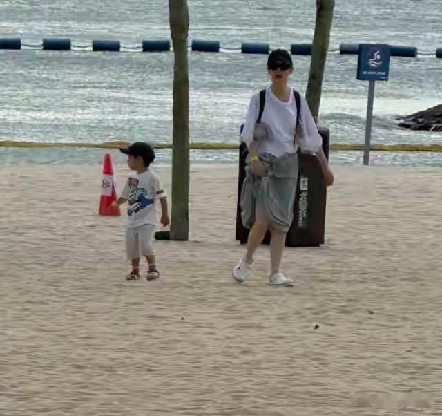 戚薇全家出游被抓拍，Lucky亭亭玉立气质清冷，颜值开挂美过妈妈