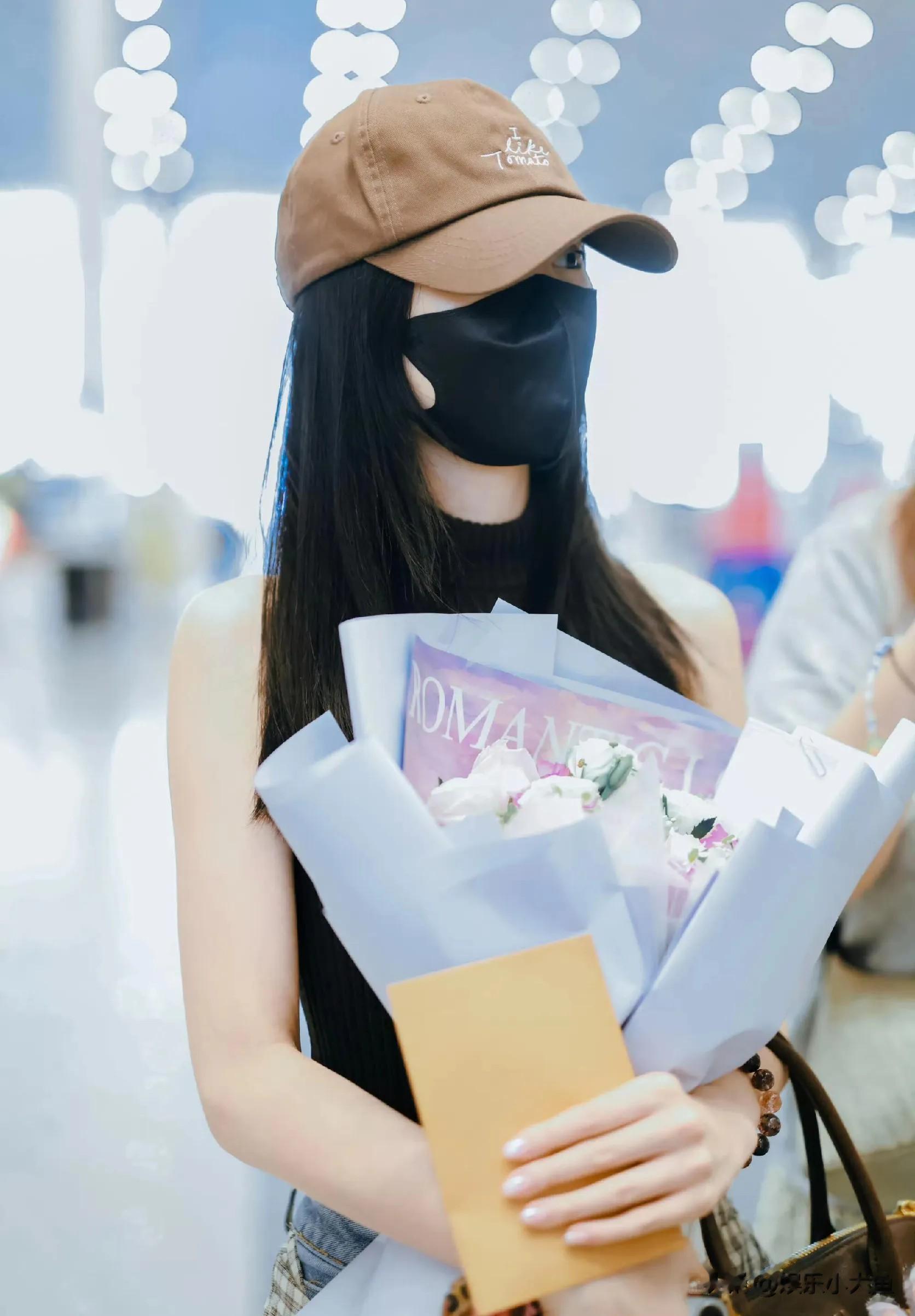 毛晓彤最新机场照，无袖针织搭配喇叭裤，韩里韩气还带点小野性