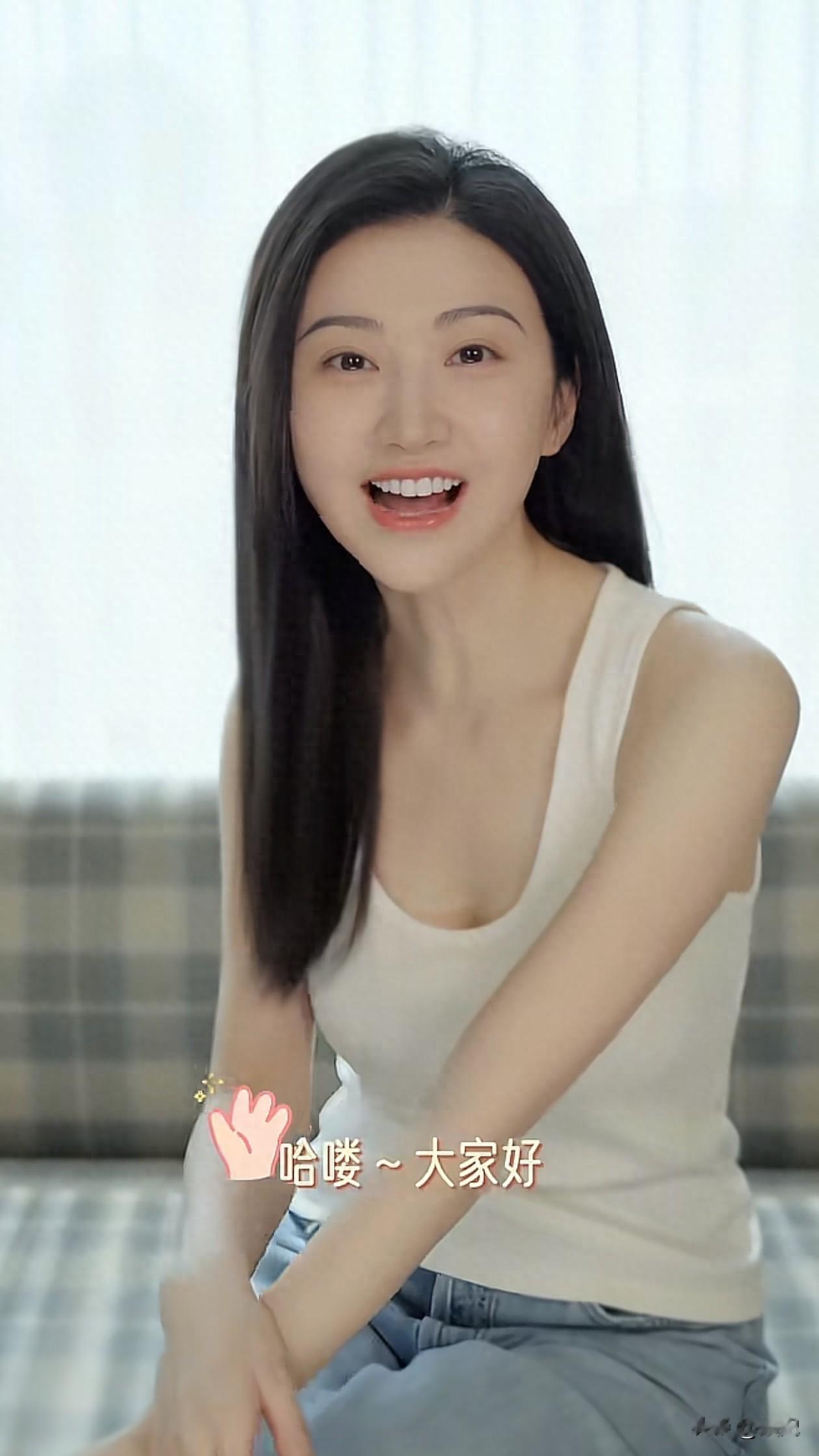 37岁景甜最新穿搭:白背心+牛仔裤,减龄高级又时髦,看着像25岁