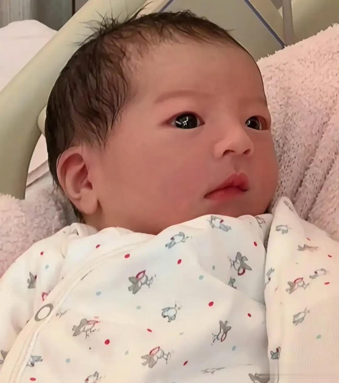 方媛晒2个月三胎闺女,粉袜小脚抢镜,母女同框温馨爆棚