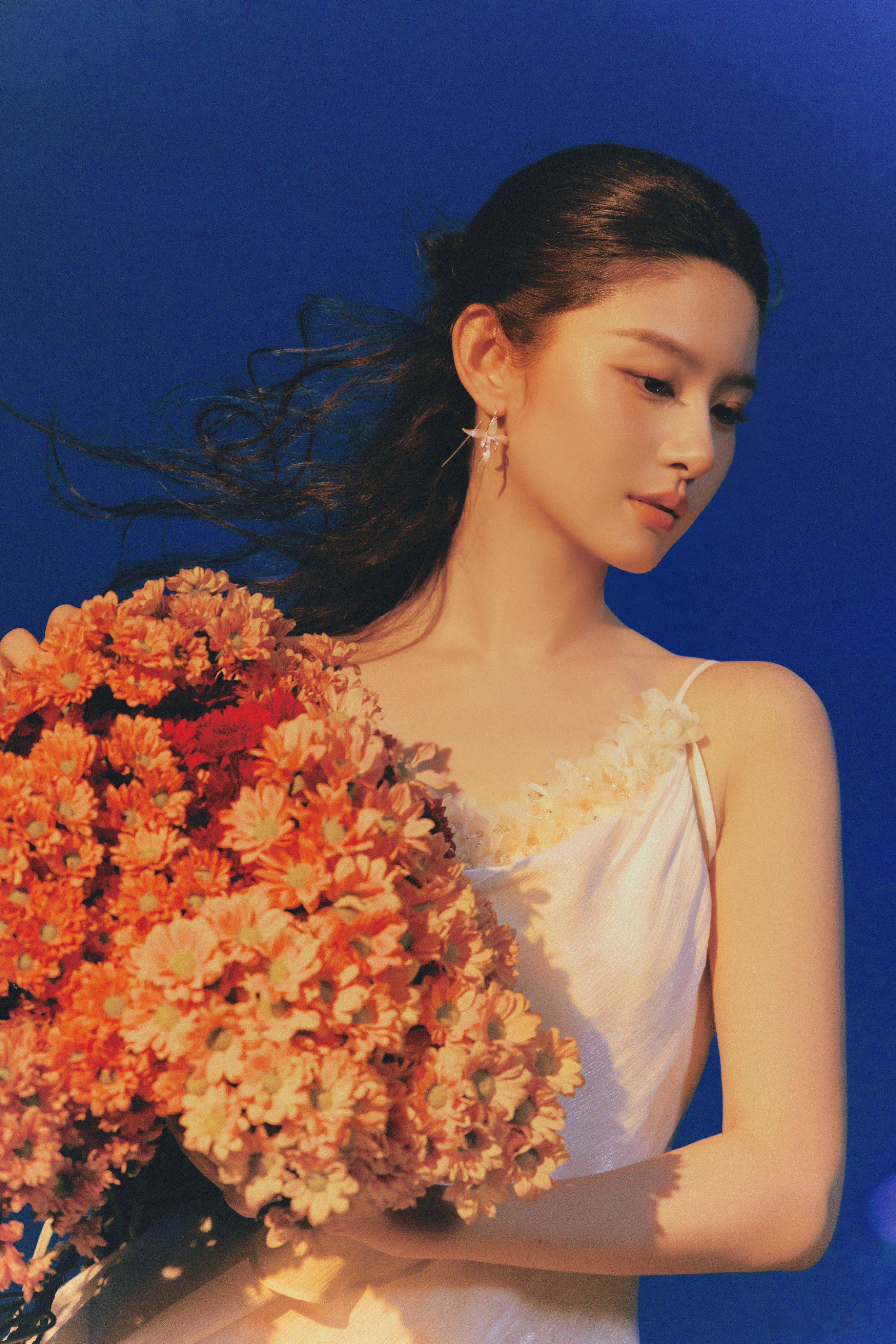 赵晴，白皙如雪，连光都对她心生爱慕