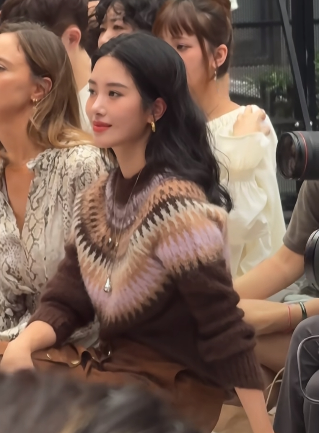 杨采钰产后首秀，穿秋装裙胯宽多了，同台何超莲生没生孩子很明显