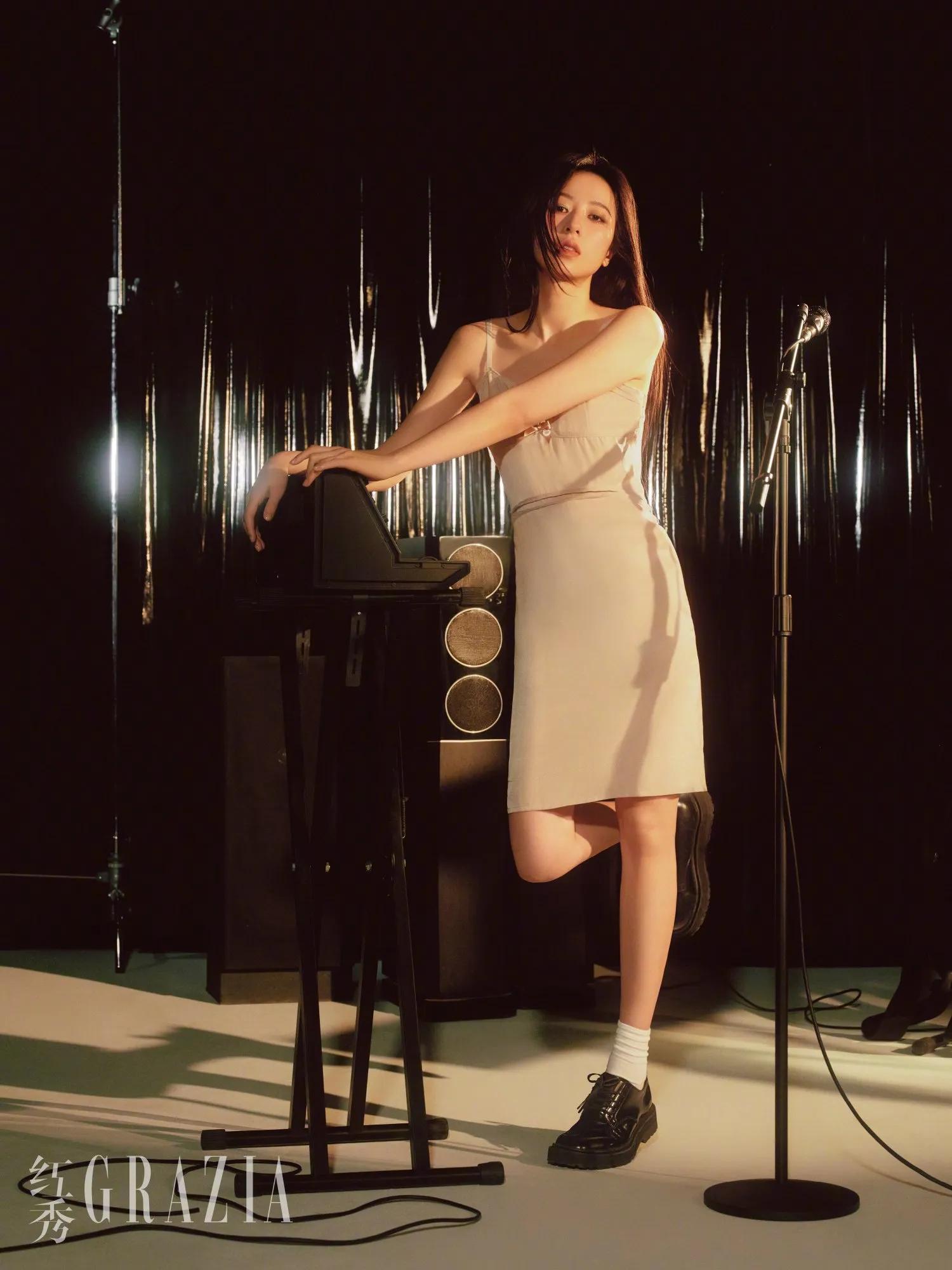 周雨彤《红秀》写真美图