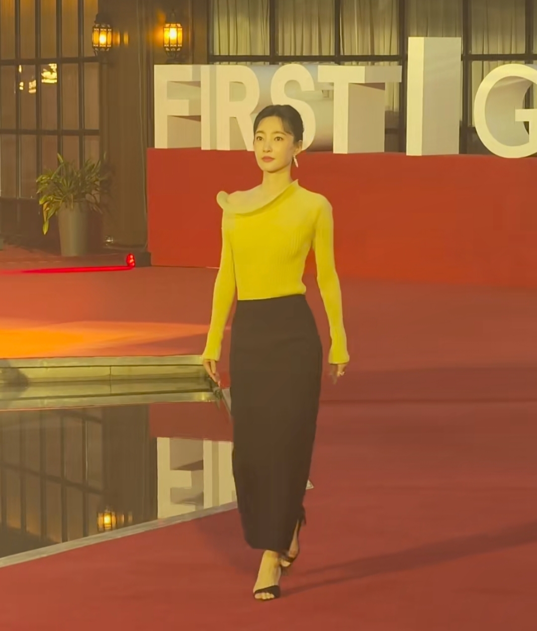 王丽坤参加电影展，她穿斜肩礼服很优雅，许久未露面状态还是很好