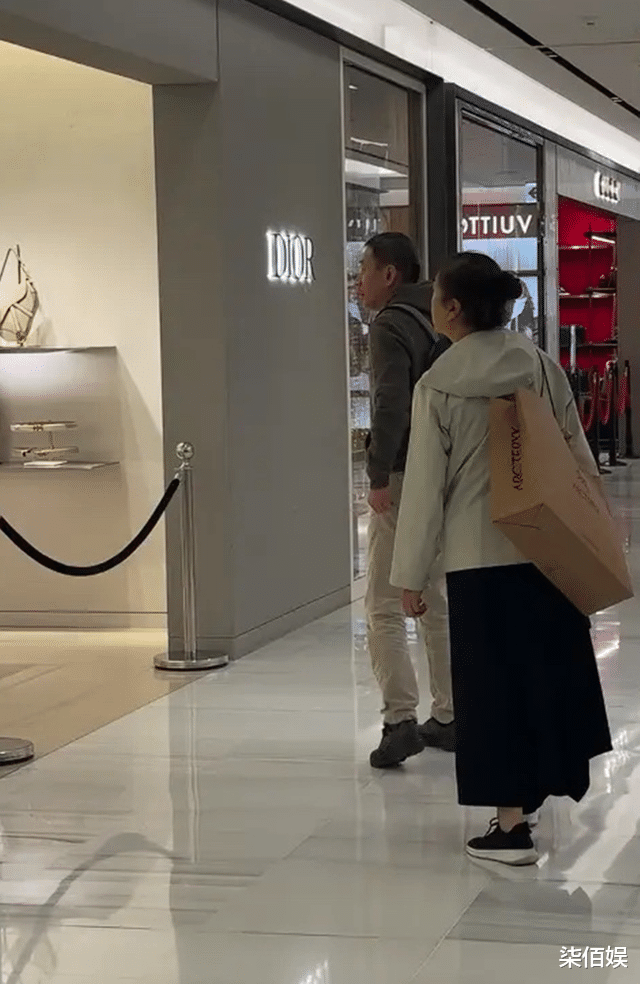 江珊田小洁还有女儿现身机场，走的稀稀拉拉生怕别人发现，太低调