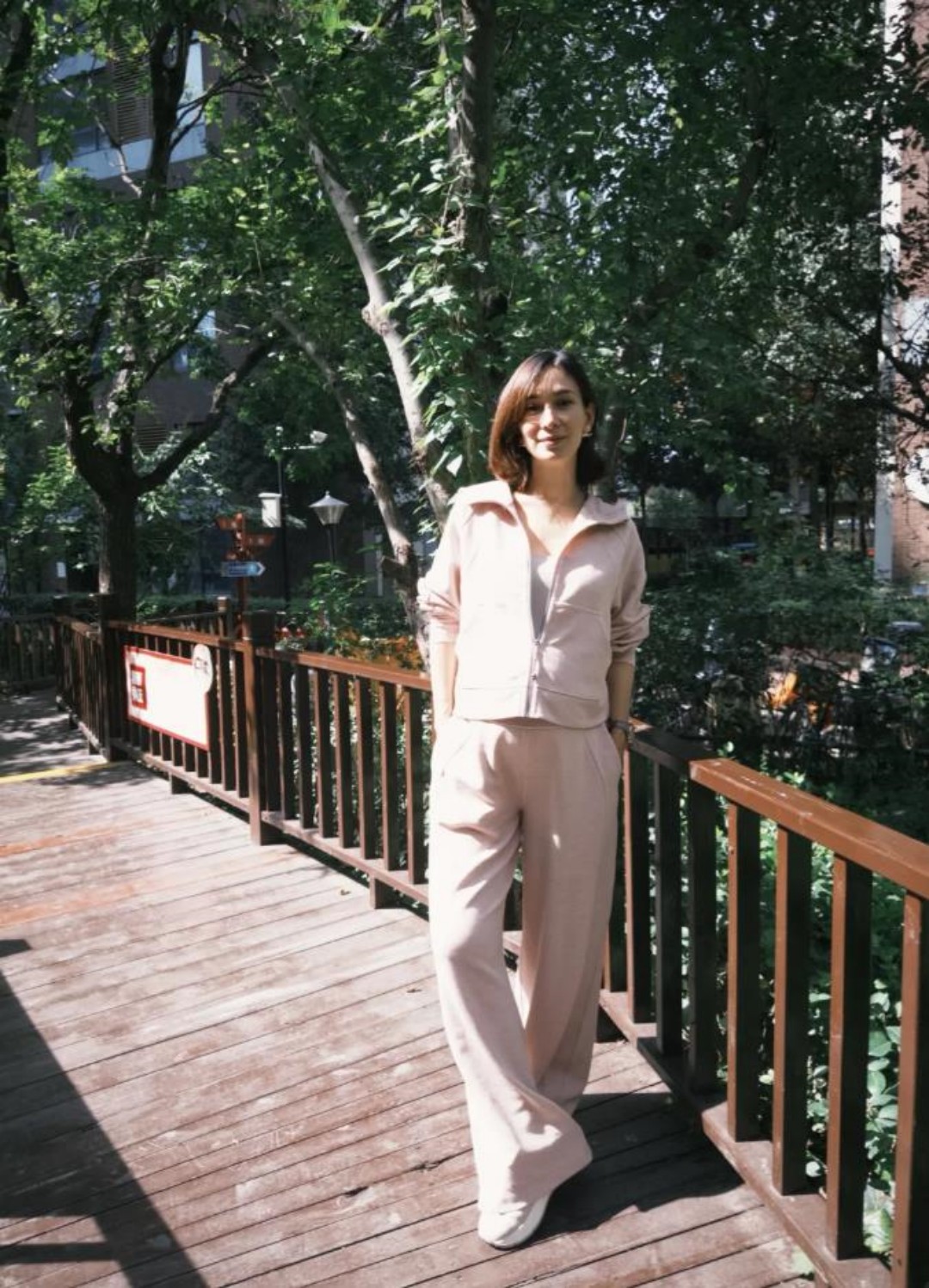 卢靖姗晒假期日常,一身运动装扮大肚子不见了,网友:生完了吗?