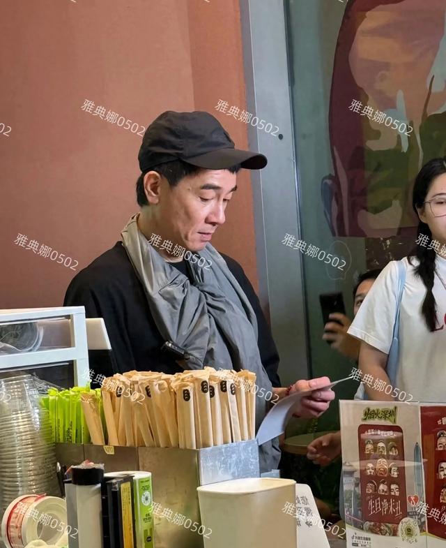 深圳偶遇陈小春，他年轻时并不帅，如今57岁反倒逆生长了很显年轻